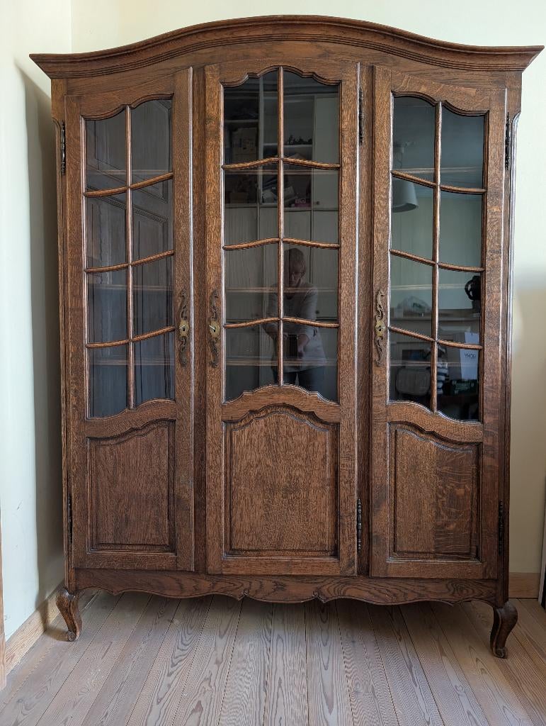 Antieke massief houten boekenkast met 3 glazen deuren, Ophalen, Glas, 100 tot 150 cm, Classique, traditionnel d’élégance