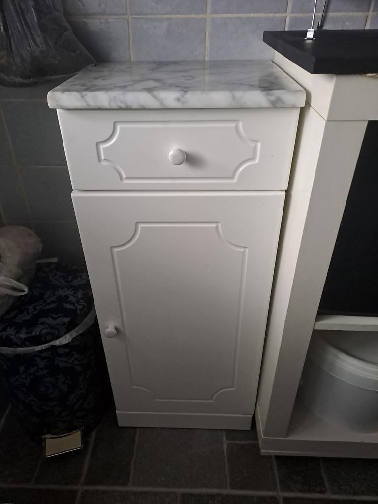 Petite commode d'appoint en pvc et tablette en vrai marbre, Maison & Meubles, Armoires | Commodes, 1 ou 2 tiroirs, Enlèvement