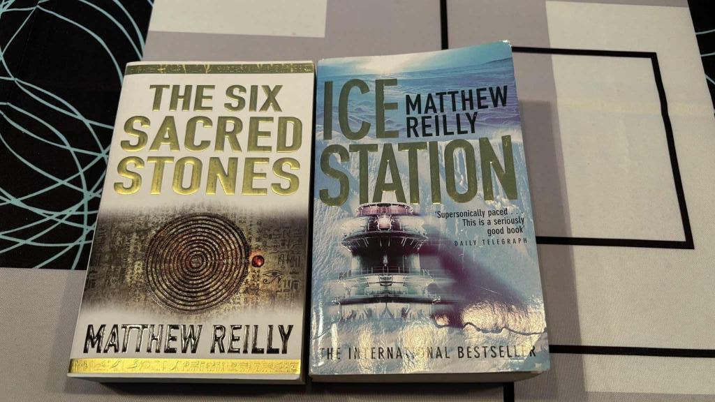 Lot de 2 Livres de poche  en anglais Matthew Reilly, Livres, Enlèvement ou Envoi, Fiction, Comme neuf, Matthew reilly