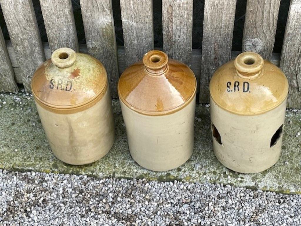 Lot van drie oude engelse aarden jeneverkruiken, Ophalen