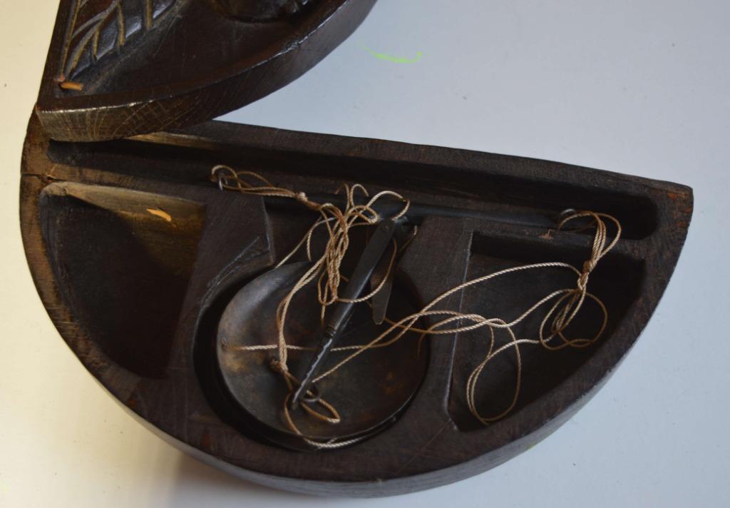 Draagbare Trebuchet weegschaal in een houten kistje Art Afr, Antiek en Kunst, Kunst | Niet-Westerse kunst, Ophalen of Verzenden