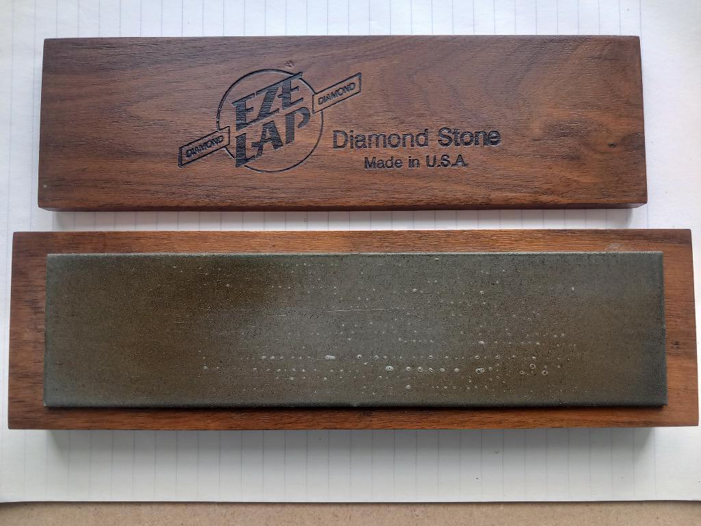 DIAMANTSLIJPSTEEN MET KORREL 600 OP HOUTEN STEUN, Ophalen, Gebruikt