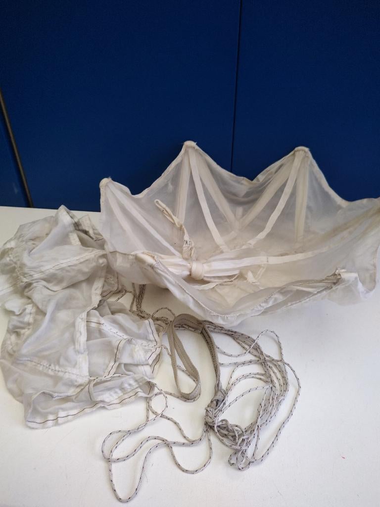 2 kleine parachutes, Verzenden