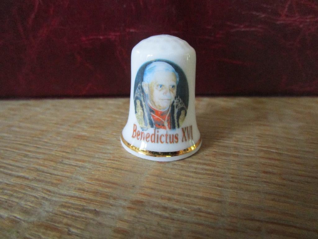 3 vingerhoedjes Paus + Vaticaan, Enlèvement ou Envoi, Neuf, Porcelaine