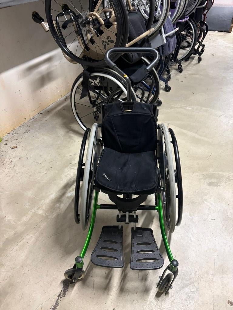 Kinderrolstoel te koop – groen, compleet en verstelbaar, Diversen, Rolstoelen, Ophalen, Gebruikt, Duwrolstoel