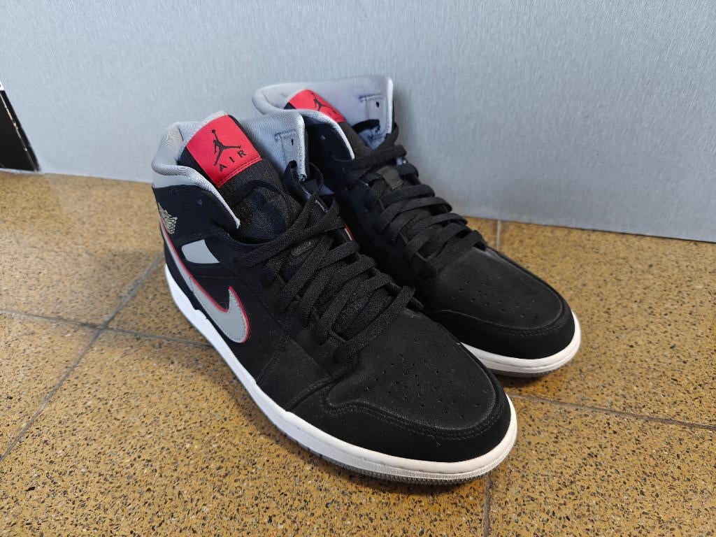 Nike Jordan 1 Mid Black Particle Grey Gym Red (GS) (maat 45), Vêtements | Hommes, Chaussures, Neuf, Nike, Enlèvement, Baskets