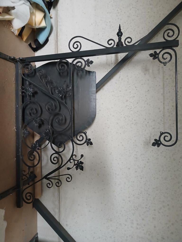 Uithangbord in smeedwerk, Ophalen