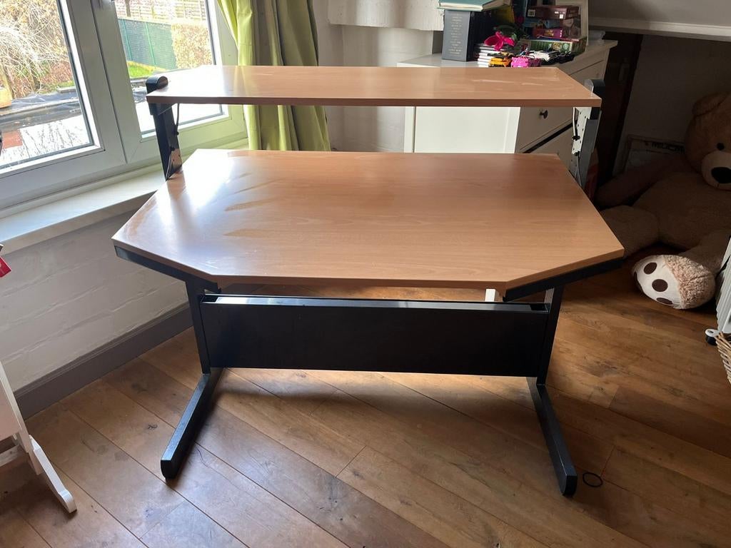 Stevig computerbureau met verhoogd plateau (hout/zwart), Huis en Inrichting, Kasten | Computermeubels, Ophalen