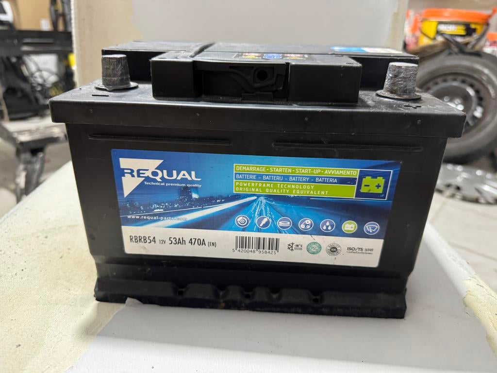 Batteries voiture marque requal 12V 53 AH 470 ampères, Autos : Pièces & Accessoires, Enlèvement