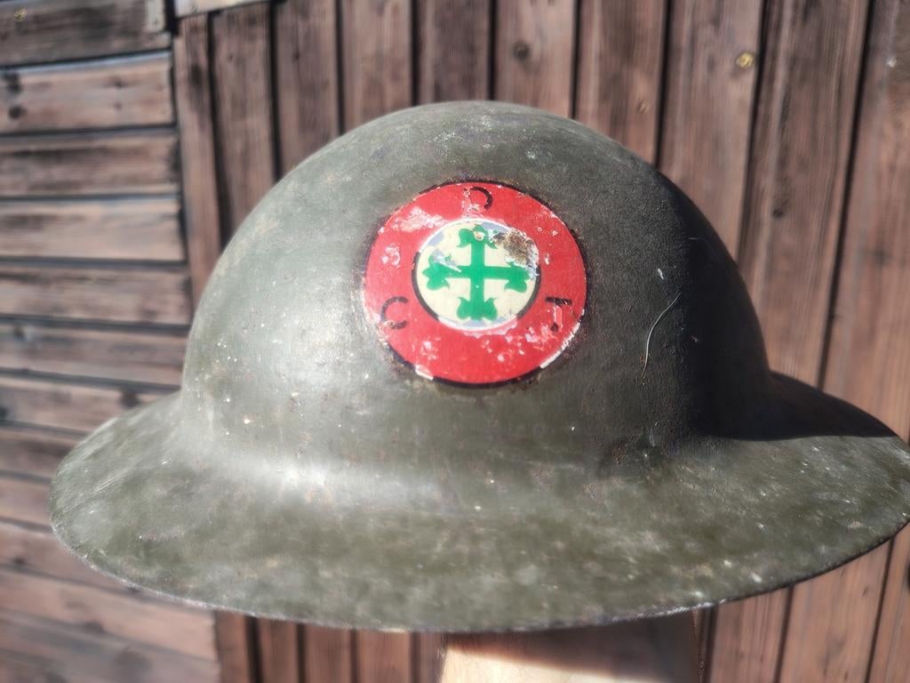 Casque années 1930, Enlèvement