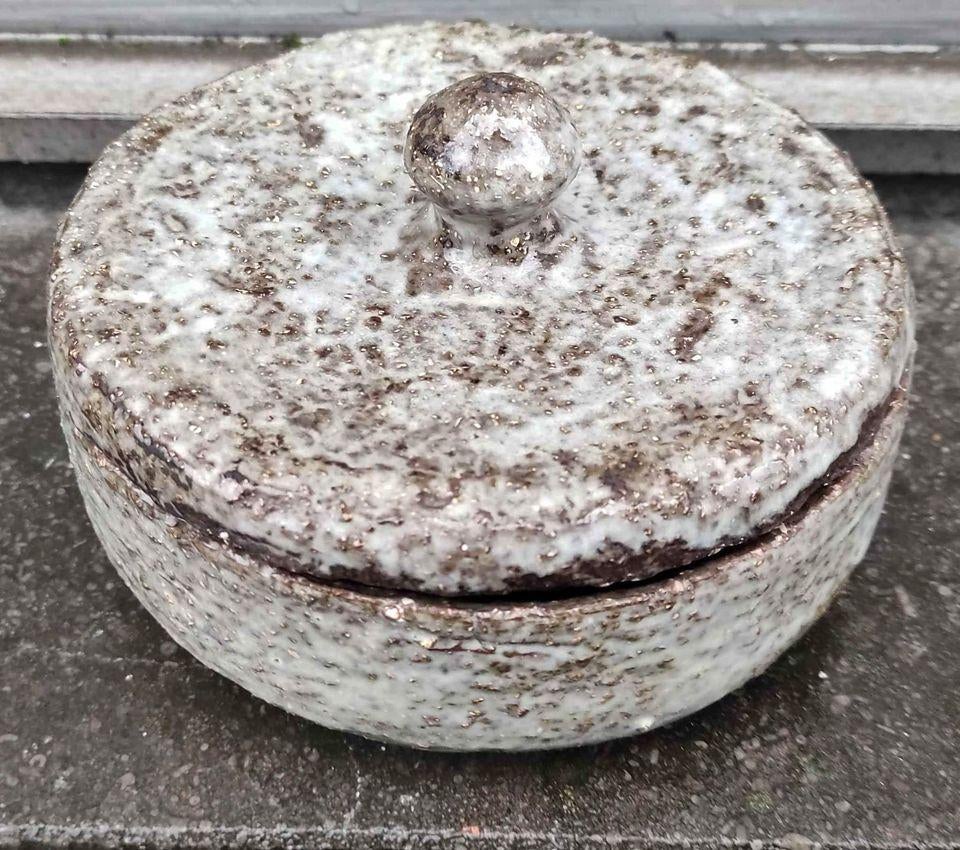 Boite en céramique de dour signe germaine steurs, Antiquités & Art, Enlèvement ou Envoi