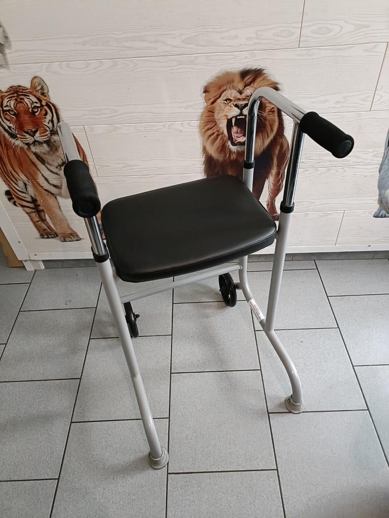 Tribune déambulateur avec 2 roues 2 pieds et assise Nikel, Ophalen