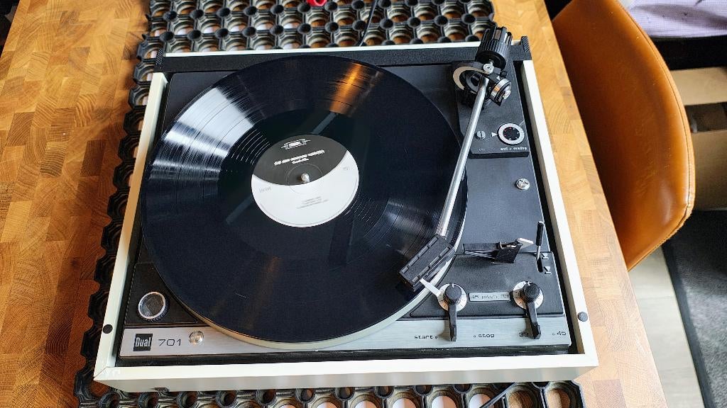 Dual 701 direct-drive, Ophalen, Automatisch, Refurbished, Platenspeler