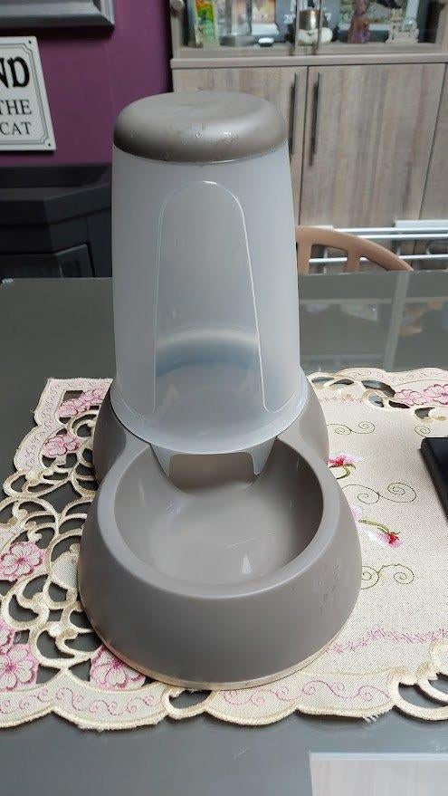 Grote dispenser voor kattenvoeding, Ophalen, Zo goed als nieuw
