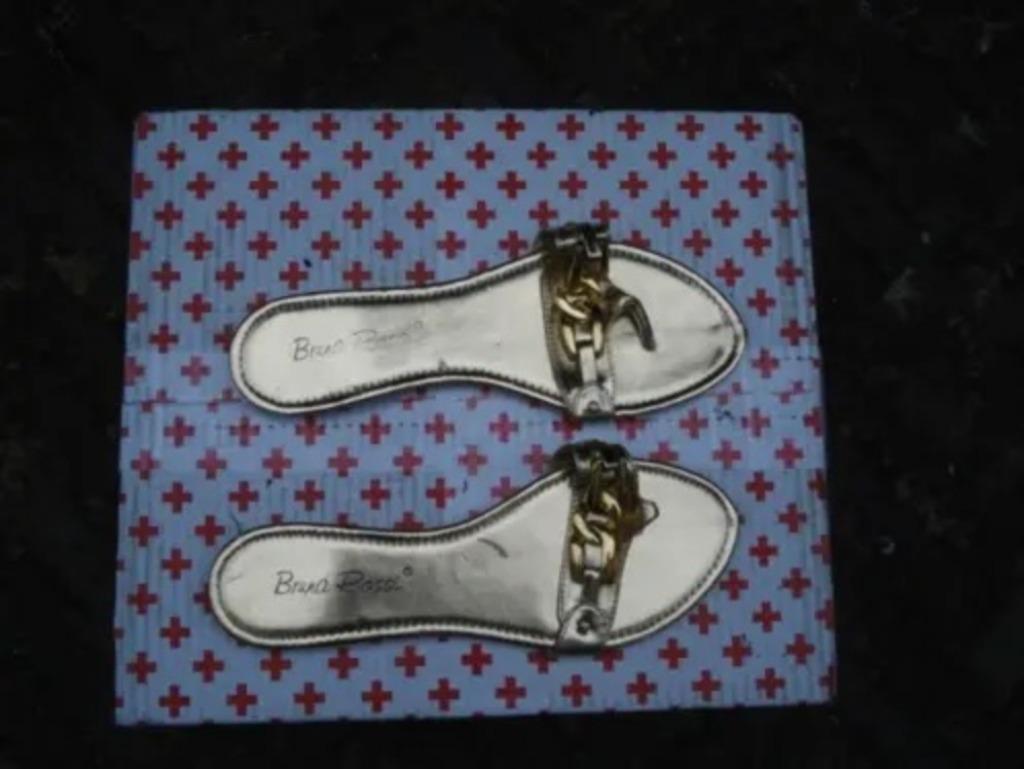 Livraison gratuite nouvelles pantoufles dorées 39, Neuf, Autres couleurs, Sandales de bain, Envoi