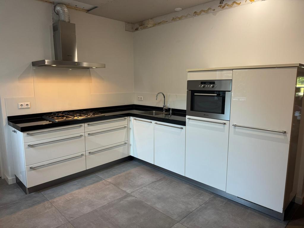 Cuisine d'angle brillante et soignée + équipement DÉMONTÉ