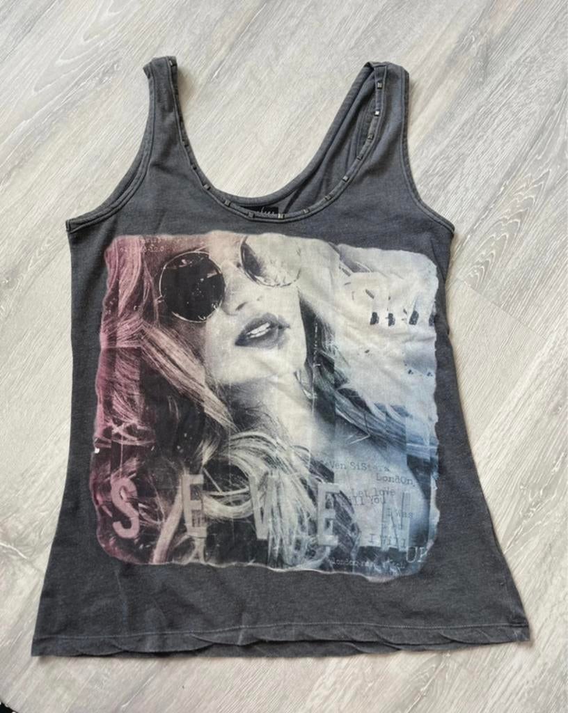 Grijs topje met gezicht Maat L, Maat 42/44 (L), Ophalen of Verzenden, Zo goed als nieuw, Zonder mouw