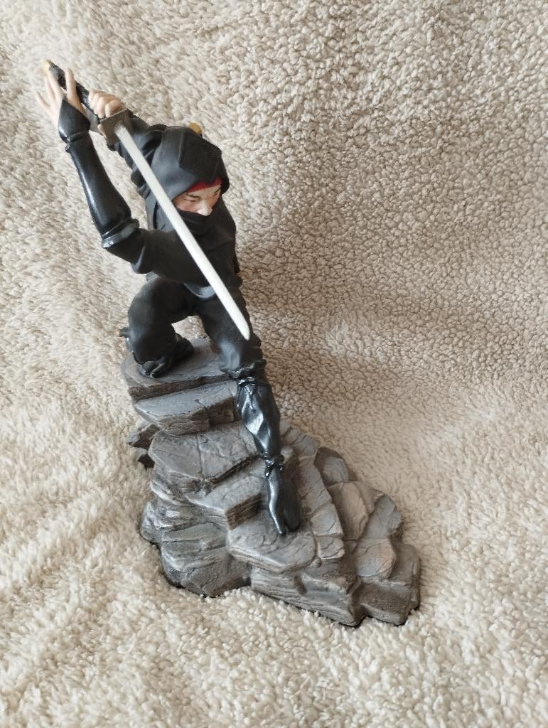 Statue porcelaine fine Ninja by Sum Nakamura, Enlèvement