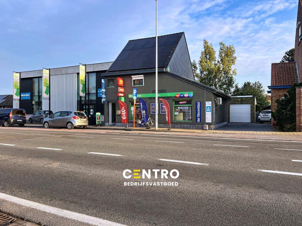 TE KOOP - Krantenwinkel met woonst, 238 m², Province de Flandre-Occidentale, Habitation avec espace professionnel, 500 à 1000 m²