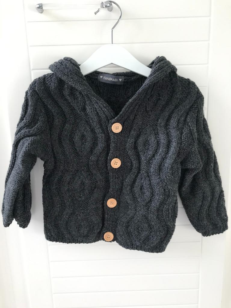 Nieuwe hand gebreide grijze vest met kabels 2 jaar, Jongen of Meisje, Trui of Vest, Nieuw, Ophalen of Verzenden