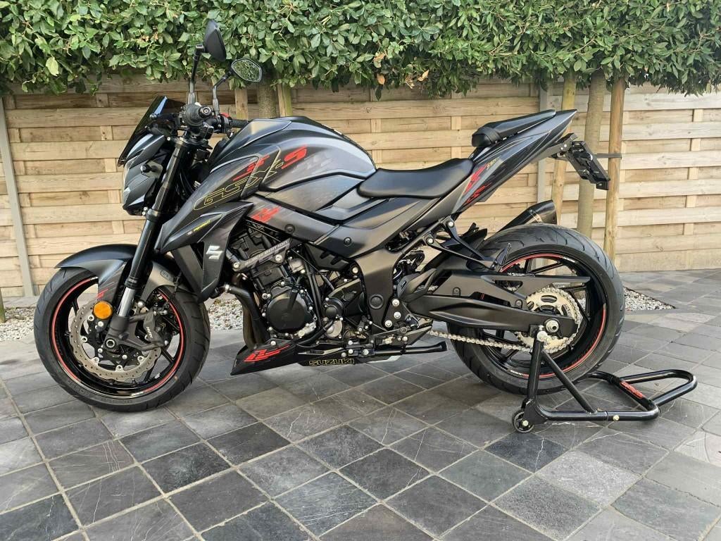 suzuki gsx-s 750 **black edition**8300km**akrapovic**, Motoren, 4 cilinders, Motorrijbewijs A, Bedrijf, 749 cc