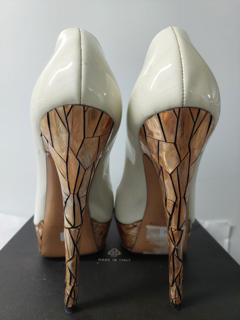 391C* Casadei -sexy escarpins blanc cuir verni (39,5), Enlèvement ou Envoi, Escarpins, Porté, Blanc