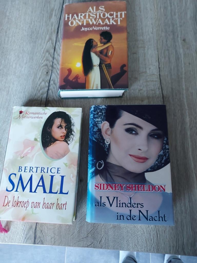 3 Romans boeken € 2,50 stuk, Ophalen