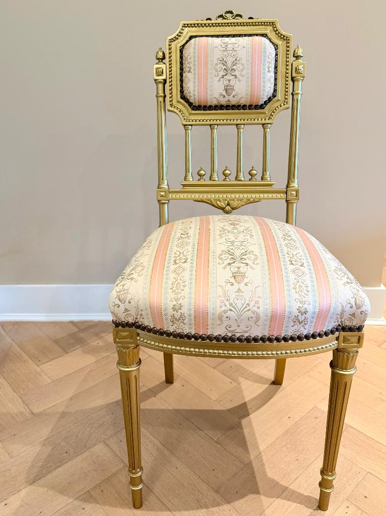 Elegante Louis XVI goudkleurige stoel, sierlijke bekleding, Antiek en Kunst, Antiek | Meubels | Stoelen en Sofa's, Ophalen