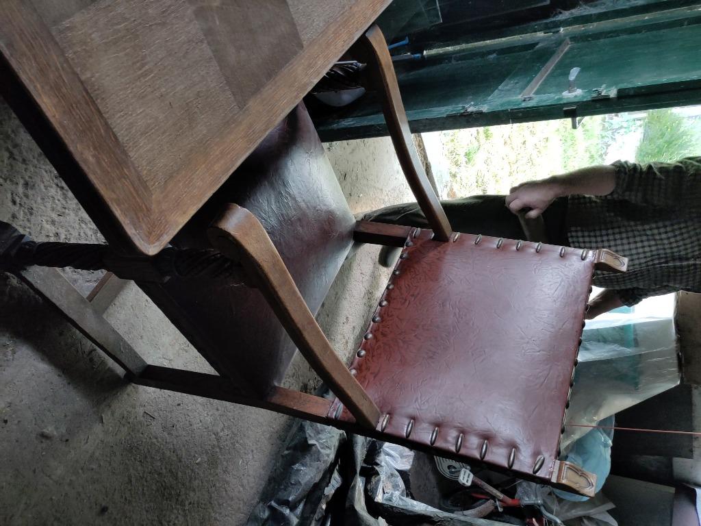 Antieke gesculpteerde tafel met kasteelstoelen, Ophalen