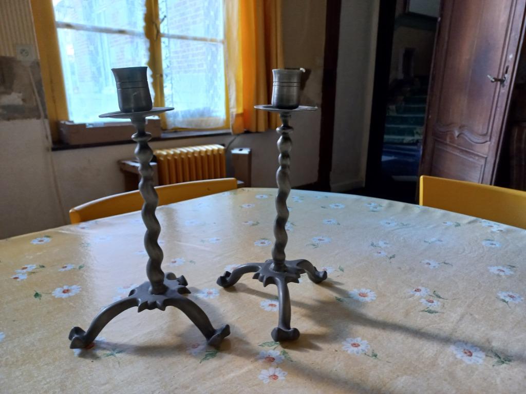 chandeliers en étain poinconne, Enlèvement