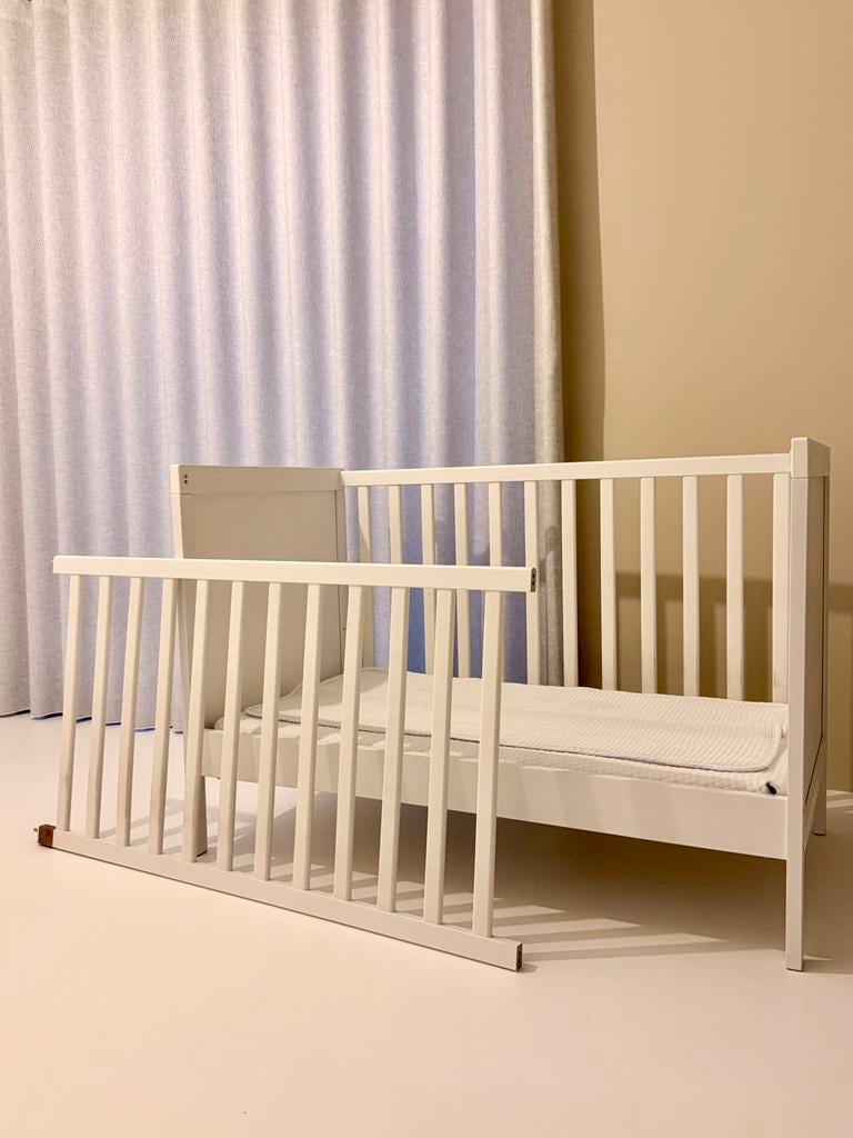 Babybed / kinderbed + Aerosleep matras, Kinderen en Baby's, Babywiegjes en Ledikanten, Ophalen, Zo goed als nieuw