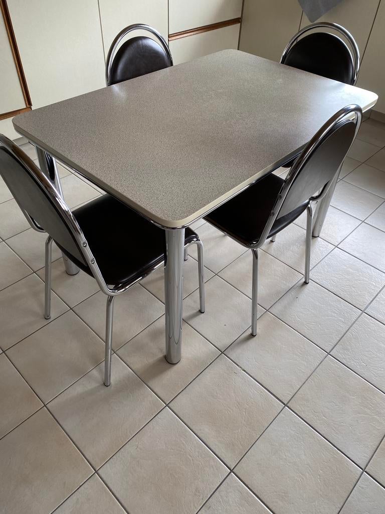 Keukentafel en 4 stoelen, Ophalen, Zo goed als nieuw