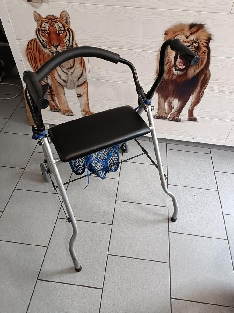 Tribune déambulateur 2 pieds 2 roues dossier assise et filet, Enlèvement