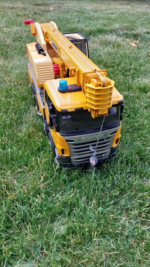 Bruder Scania Super 560R vrachtwagen met kraan, Ophalen