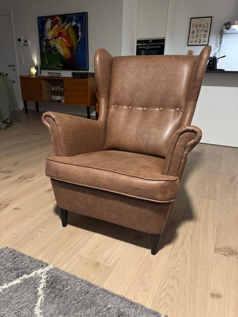 IKEA STRANDMON - oorfauteuil (nep leer bruin), Maison & Meubles, Fauteuils, 75 à 100 cm, Comme neuf, Enlèvement, 50 à 75 cm