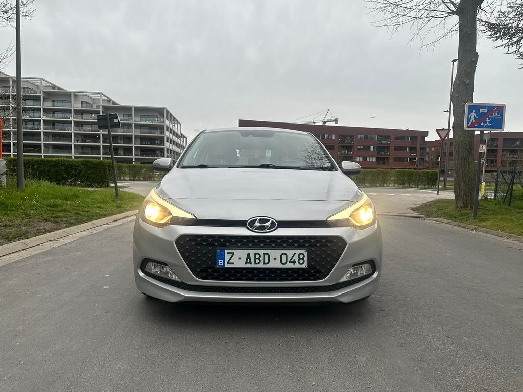 HYUNDAI i20 • EURO 6b • 1.2 ESSENCE •, Autos, Hyundai, Argent ou Gris, Achat, Euro 6, Entreprise