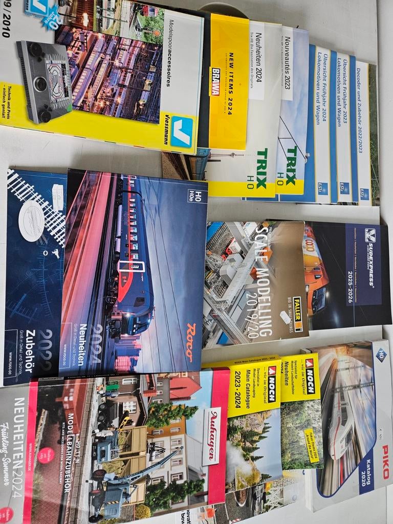 Catalogues de trains miniatures., Hobby & Loisirs créatifs, Enlèvement, Utilisé, Livre, Revue ou Catalogue, Autres marques