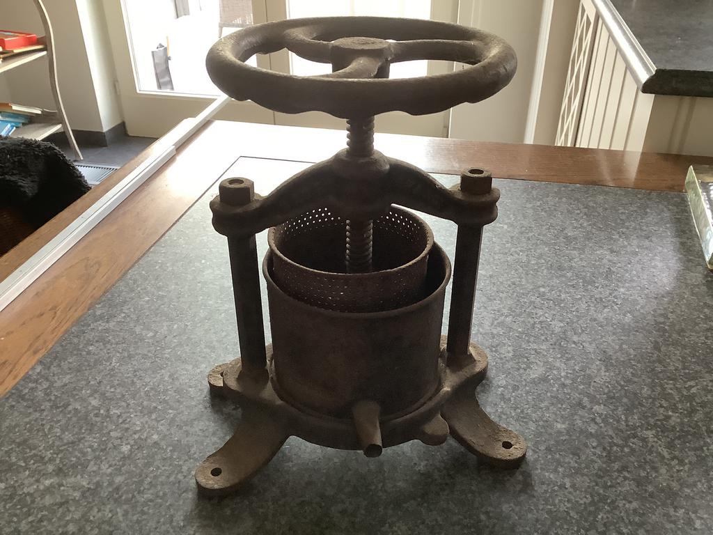 Zeer oude druivenpers, Ophalen