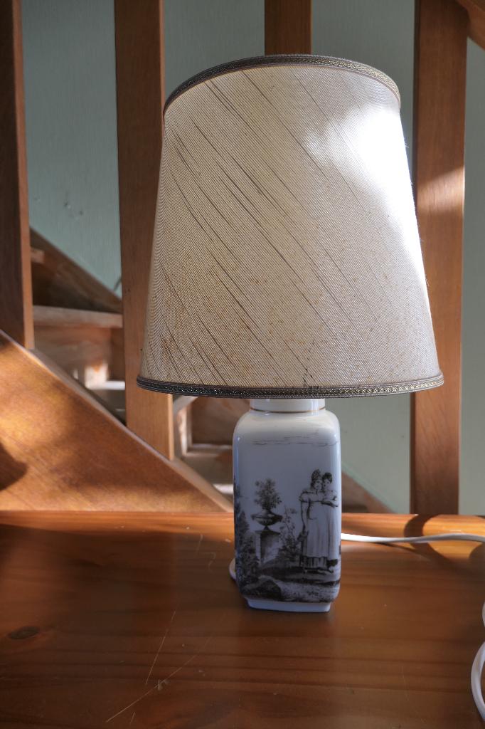 Lampe avec pied à motifs bruns LIMOGES, Enlèvement