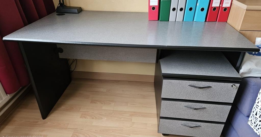 Bureau +Tiroirs à roulettes gris/noir orix à négocier, Maison & Meubles, Enlèvement