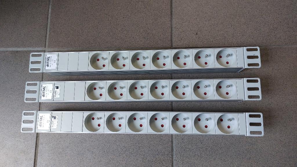 Lot 3 Bandeaux de 7 prises Rittal DK7240.517, Computers en Software, Serverkasten, Ophalen, Gebruikt