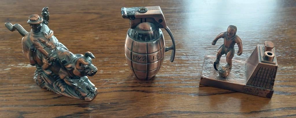 Set metalen aanstekers granaat + voetballer figuren Vintage, Ophalen