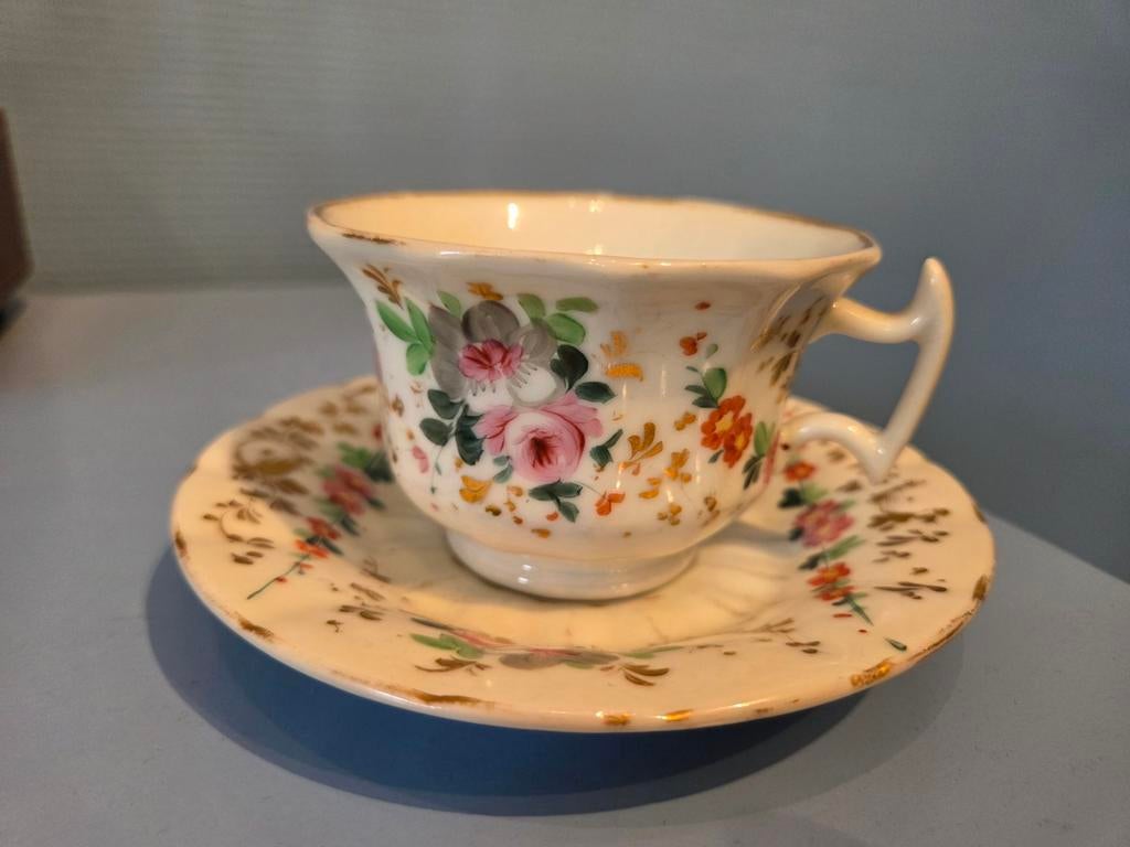 Tasse et soucoupe polychromes en porcelaine du Vieux Bruxel, Enlèvement