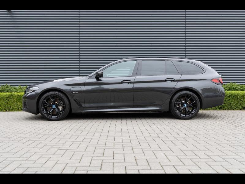 BMW Serie 5 530 30e xDrive Touring/M-Sport, Autos, BMW, 216 kW, Noir, Break, Automatique