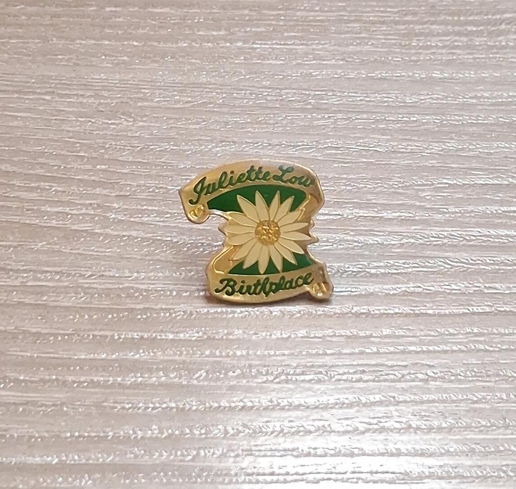 PIN - JULIETTE LOW - BIRTHPLACE, Collections, Envoi, Utilisé, Autres sujets/thèmes, Insigne ou Pin's