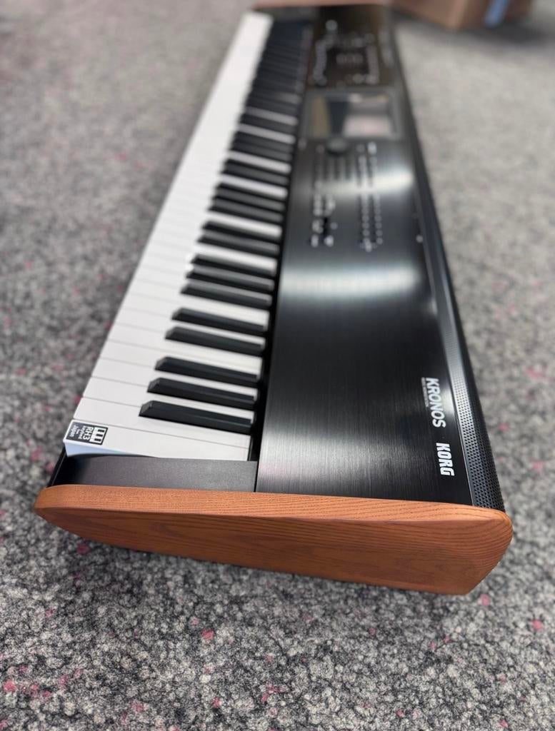 Korg kronos v2 88 toetsen, Musique & Instruments, Claviers, Comme neuf, 88 touches, Korg, Sensitif, Avec pied, Connexion MIDI