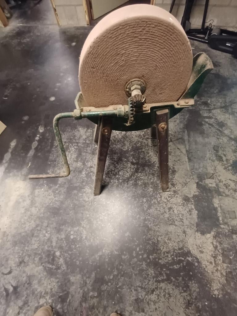 Handmatige slijpsteen op water (schuurvondst), Ophalen