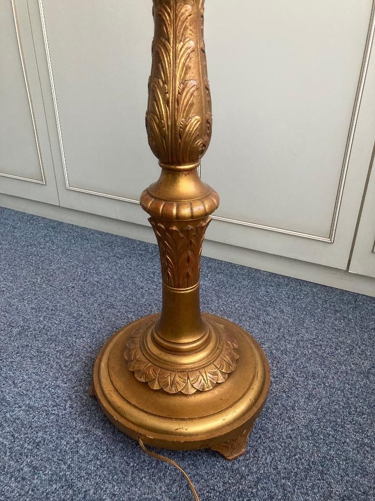 LAMPADAIRE  VINTAGE EN BOIS SCULPTÉ DORÉ  A LA FEUILLE 1925, Maison & Meubles, Comme neuf, Bois, LODEWIJK XVI, 150 à 200 cm