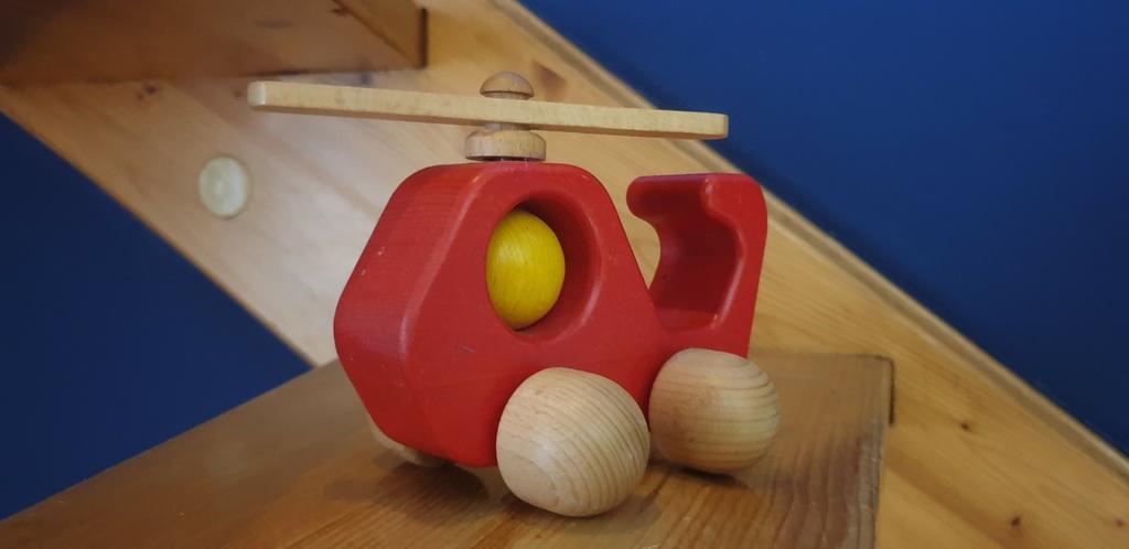 Helicopter met draaiende rotor!! Houten speelgoed, Ophalen of Verzenden, Zo goed als nieuw