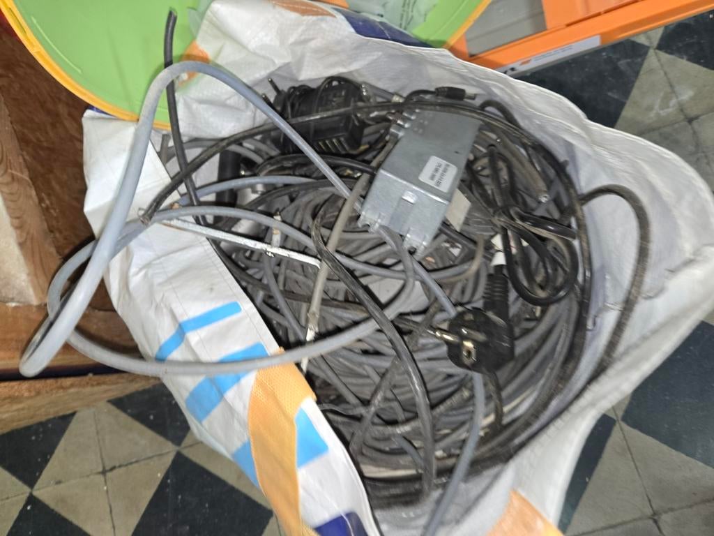 Ferraille, câble ....., Ophalen